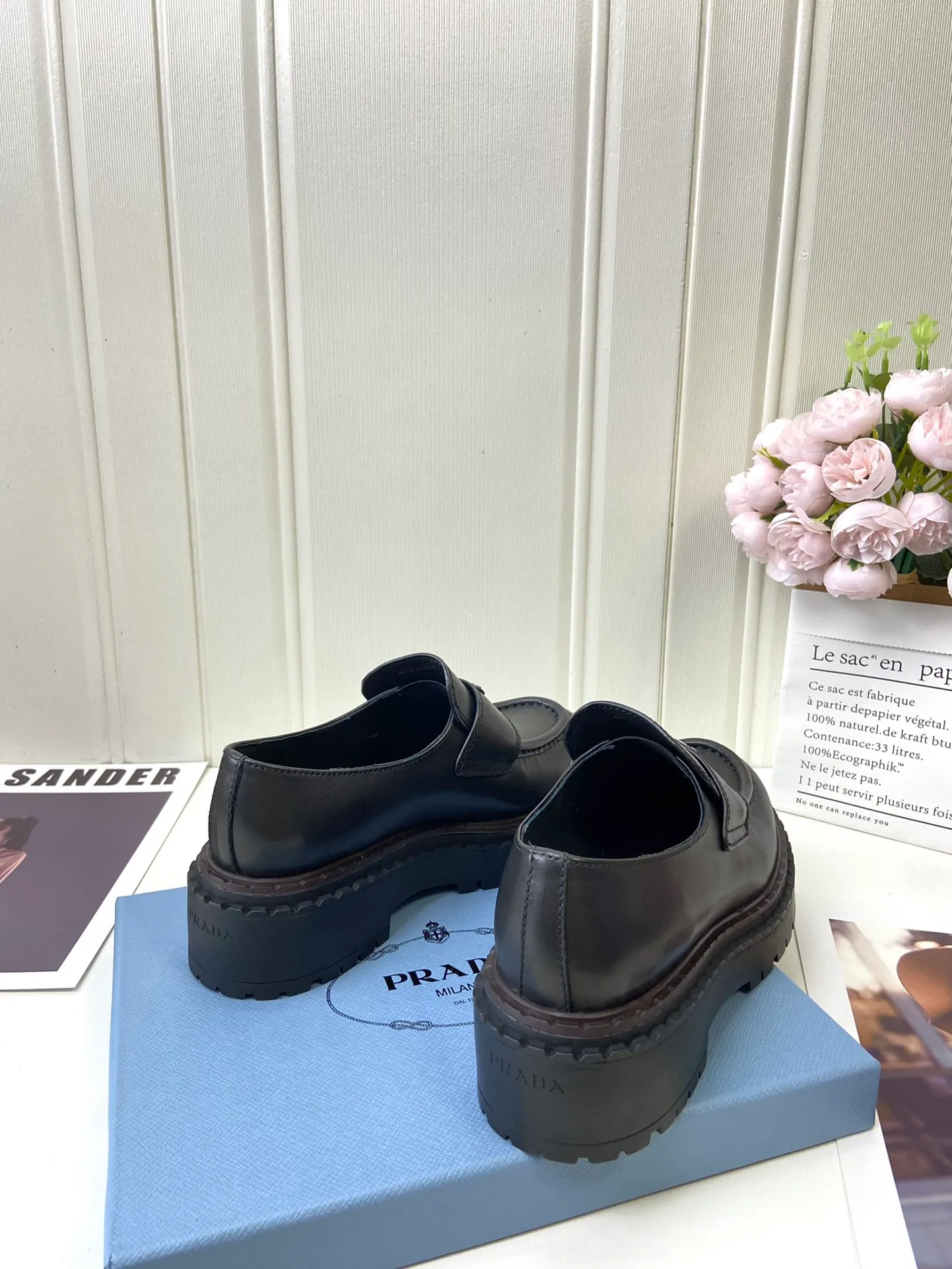👟👟Ex-factory price 520👟👟 🔥🔥✨Prada* 2024WA new autumn and winter thick-soled loafers👟 These leather loafers use thick soles, craftsmanship details and contemporary elements add vitality, interpreting classics in a new fashion language. Enamel-coated triangular metal logo with a height of 55 mm makes its debut 🌟 Recommended by major bloggers on Xiaohongshu, developed 1-1 to highlight classic charm. Cowhide lining TPU outsole ➕ genuine leather edge bar Code number: 35 to 41 (40-41 customized, non-refundable)